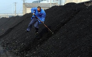 Cơn sốt 'vàng đen' trở lại sau 4 năm chạm đáy: 2 quốc gia chủ chốt BRICS tranh thủ gom hàng giữa lúc rét đậm, giá phục hồi mạnh