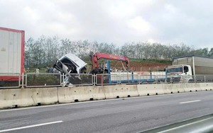 Xe đầu kéo va chạm xe tải trên cao tốc Bùng - Vạn Ninh, 5 người thương vong