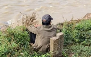 Rơi nước mắt cảnh người cha ngồi bên bờ sông, chờ tin con gái mất tích suốt một tuần