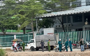 Phong tỏa hiện trường thi thể người đàn ông phân hủy dưới kênh ở TPHCM