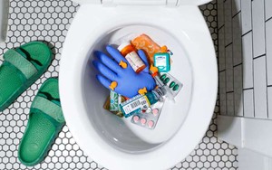 12 thứ không bao giờ được vứt xuống bồn cầu