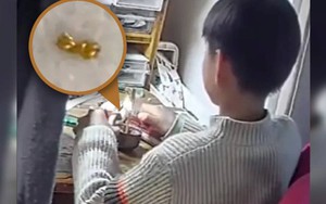 Bé trai 8 tuổi cắt vụn dây chuyền vàng của mẹ đem tặng bạn cùng lớp, bố mẹ sốc khi xem lại camera