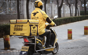 Shipper đang giao đồ ăn thì nhìn thấy chiếc gối lạ bên đường, anh lập tức báo cảnh sát và cứu đc 1 người