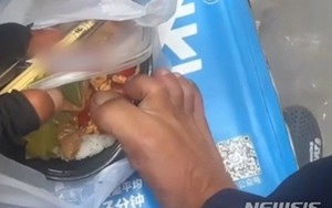 Shipper nhổ nước bọt, nhúng chân vào hộp đồ ăn giao cho khách