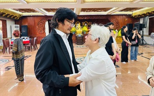 Mẹ ruột cố NSƯT Ngọc Trinh nắm tay NSƯT Công Ninh khóc nghẹn trong lễ 100 ngày mất con