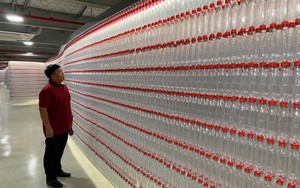 Bức tường "khủng" làm từ 100.000 chai nhựa tái chế đạt kỷ lục Việt Nam