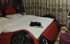 Nữ sinh đặt khách sạn gần điểm thi công chức cho tiện, vừa mở cửa ra thì thấy một thứ: Suýt bỏ thi luôn!