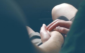 Bản tin 8H: Trung tá công an bị cách chức vụ trong Đảng vì quan hệ bất chính với vợ người khác