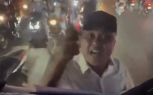 Xôn xao clip người đàn ông khiêng xe đạp đập đầu ô tô