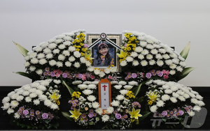 Người bà đau đớn kể lại khoảnh khắc phát hiện cháu gái 8 tuổi bị nữ giáo viên đâm tử vong trong phòng học khoá kín tại Hàn Quốc