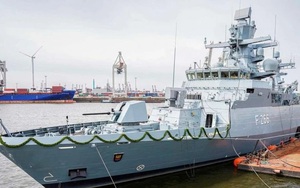 Tàu hộ vệ đắt tiền của Đức bị vô hiệu hóa vì bị hàng kg sắt vụn đổ vào động cơ