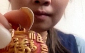 Chi 3 triệu mua lắc vàng 999, người phụ nữ khóc tức tưởi khi thấy hiện tượng lạ