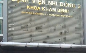 Người phụ nữ ôm con khóc cầu cứu trước bệnh viện yêu cầu dừng chuyển tiền hỗ trợ