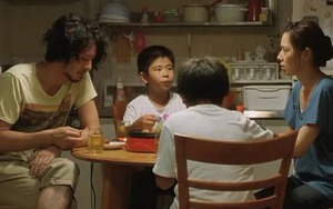Thấy đứa bé hàng xóm có đôi giày phiên bản giới hạn giống hệt con mình, bà mẹ Hà Nội quyết làm lớn chuyện: Sự thật ê chề được hé lộ sau cuộc gọi của cô giáo