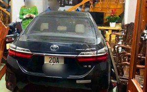 CLIP: Ô tô đâm sập cửa nhà dân ở Thái Nguyên, cuốn một người vào gầm