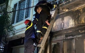 Lính cứu hỏa cõng cụ bà 94 tuổi thoát khỏi đám cháy lúc rạng sáng