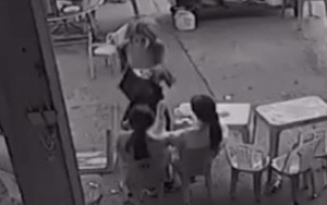 Xôn xao clip phụ huynh đá vào mặt nữ học sinh