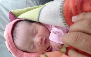 Bé gái sơ sinh còn nguyên dây rốn nằm trong túi xách bỏ rơi bên vệ đường