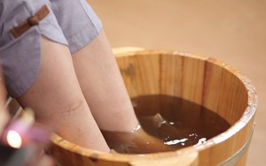 Người phụ nữ cấp cứu vì tổn thương nghiêm trọng khi ngâm chân nước lá để... giữ ấm