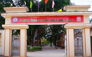 Nam sinh lớp 11 bị đâm trọng thương trước cổng trường