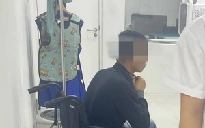 Triệu tập người đàn ông "tung cước" vào đầu tài xế tại showroom ô tô ở Hà Nội