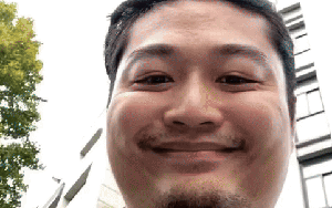 Chồng đi dép lê, mặc đồ bộ bị coi thường cho đến khi vợ lộ diện, netizen: Anh này chắc chắn là đại gia