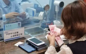 Người phụ nữ 2 lần rút tiền từ tài khoản, tổng cộng hơn 12 tỷ, cảnh sát lập tức tìm đến nhà: "Chị nên gửi lại tiền vào ngân hàng"