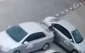 VIDEO: Người phụ nữ bị xe tập lái lùi trúng người, mắc kẹt giữa 2 ô tô