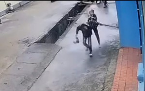 Nam thanh niên bị vụt liên tiếp vào đầu, nằm gục giữa đường