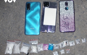 Khám xét bất ngờ, phát hiện 2 người đi xe máy mua bán ma túy