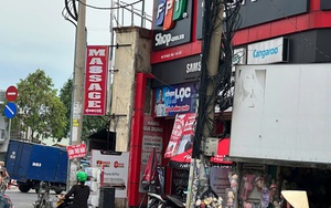 Clip sinh viên đại học cầm dao xông vào cướp cửa hàng ở TP HCM