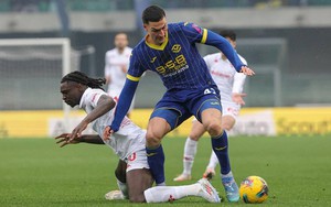 Cựu tiền đạo Everton ngã gục trên sân trong trận Hellas Verona và Fiorentina