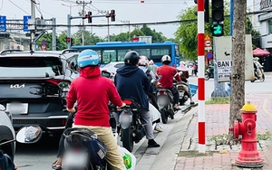 Dừng đèn đỏ chắn lối rẽ phải: Có thể bị phạt 22 triệu đồng, trừ 10 điểm GPLX