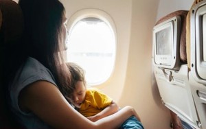 Nguy hiểm nếu để trẻ ngồi trên đùi khi đi máy bay