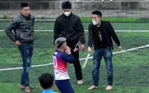 Khởi tố nhóm đối tượng hung hãn cầm mã tấu lao vào sân bóng đá, tấn công cầu thủ