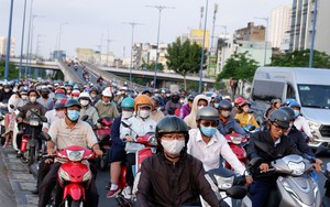 Đường vào trung tâm TPHCM chật cứng trong ngày đầu đi làm trở lại sau Tết