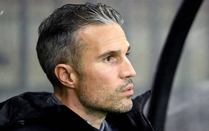 Van Persie và học trò ôm hận vì sự cố hài hước: CLB để 12 cầu thủ thi đấu tại giải VĐQG Hà Lan
