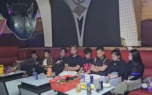 Hơn 30 nam nữ tổ chức 'bay lắc' lúc nửa đêm trong quán karaoke