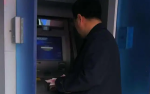 Gửi về nhà hơn 1,7 tỷ đồng sau 7 năm đi làm xa quê, chàng trai ngỡ ngàng khi nghe mẹ bảo “không nhận được tiền”: Sự thật bất ngờ qua video giám sát