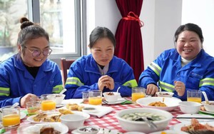 Mang 3 thứ này đi khai xuân, bạn sẽ bị cả công ty chê là EQ thấp, khả năng thăng tiến gần như bằng 0