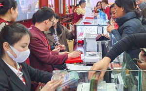 Giá vàng lên 'đỉnh', người dân cấp tập bán, lãi hàng trăm triệu đồng