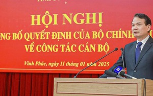 Chủ tịch Quốc hội Trần Thanh Mẫn ký các Nghị quyết về công tác cán bộ