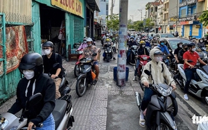 Đề xuất tạm cho xe đi lên vỉa hè, thực hư ra sao?