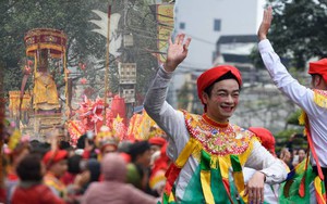 Người dân Hà Nội đội mưa xem trai làng giả gái nhảy điệu “con đĩ đánh bồng”