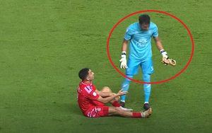 Thủ môn Thái Lan “chơi xấu”, thẳng tay lột giày từ chân tiền đạo đối phương