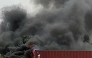Xe container bốc cháy ngùn ngụt khi đang đi trên đường ở Bắc Ninh