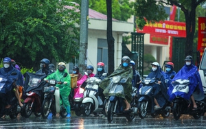 Bộ Công an trả lời câu hỏi dừng xe để mặc áo mưa có thể bị phạt tới 14 triệu đồng?