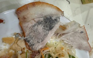 Quán bánh mì ở Hà Nội bị tố bán thịt mốc đen cho khách, chủ quán phản bác nhiều chi tiết vô lý