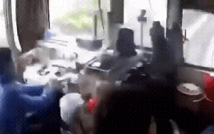 Clip ghi lại khung cảnh đáng sợ trong buồng lái khi đoàn tàu đâm thẳng xe tải đỗ ngang đường, lật nghiêng tại Hà Tĩnh