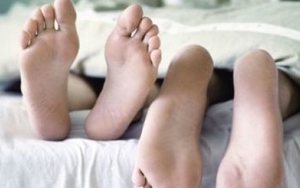 Lén lút mua thuốc tăng cường sinh lý vì sợ vợ chê "yếu”
